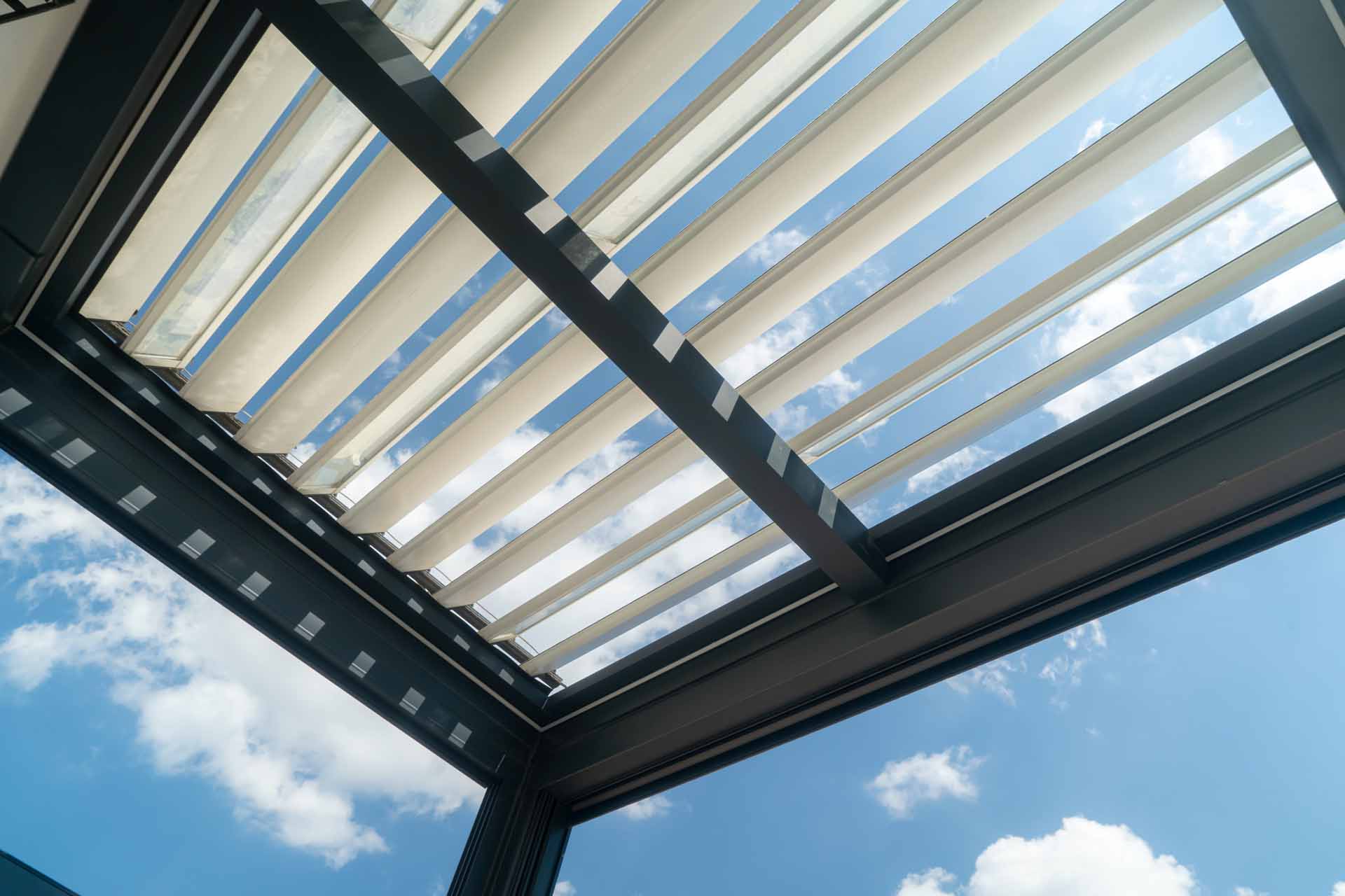 Glasdach-Beschattung für wirksamen Sonnenschutz und angenehmes Raumklima